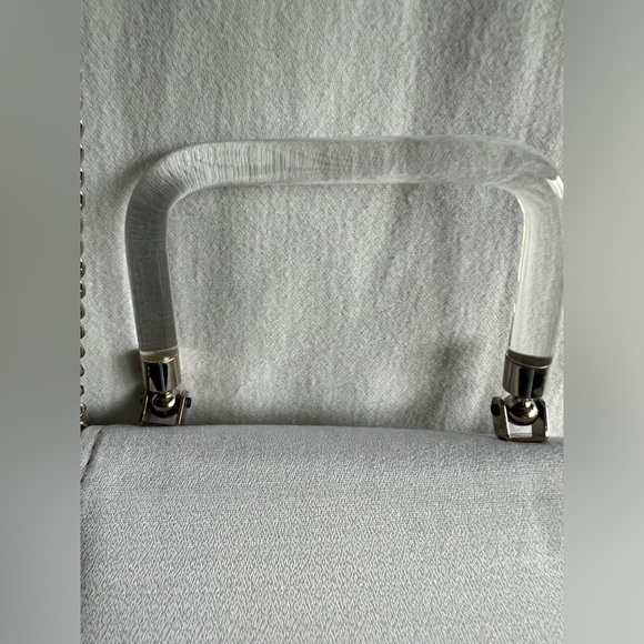 Unbranded Vintage white Clutch with Acrylic Handle. - Picture 10 of 11
